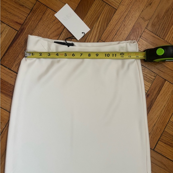 Zara gorgeous satin like cream skirt BNWT - Picture 3 of 6